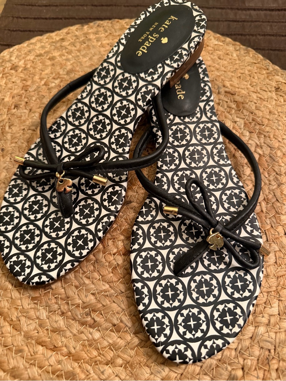 Kate Spade 8.5 Black & White Patterned Bow Thong Sandals